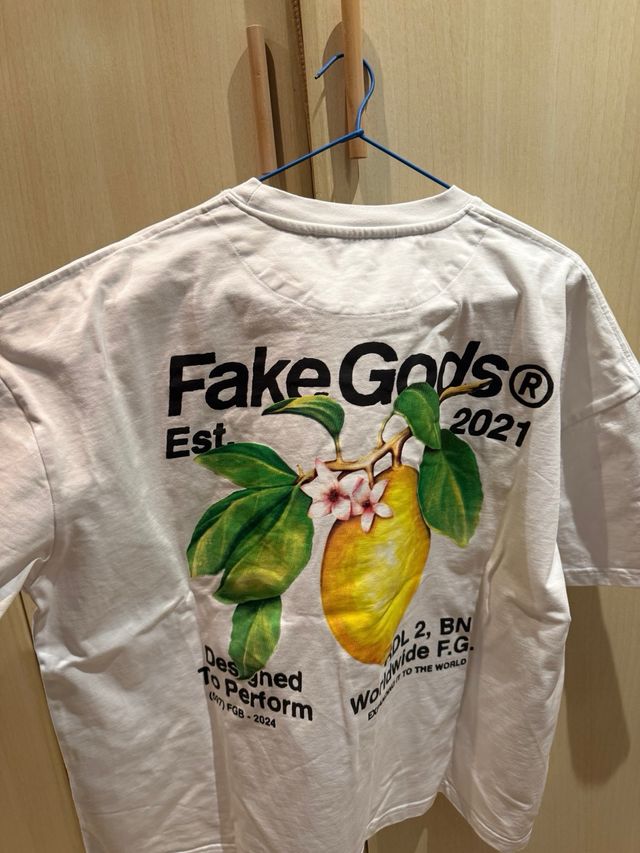 Camiseta Fake Gods blanca con estampado