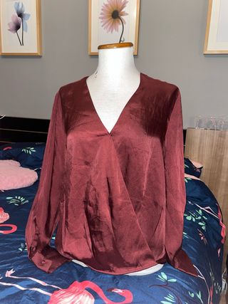 Blusa roja satinada cruzada