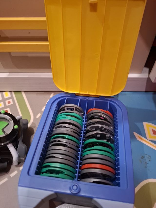 3 Relojes Ben 10, precio por todos mas las fichas.