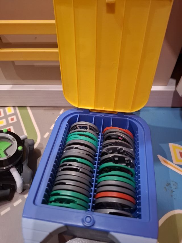 3 Relojes Ben 10, precio por todos mas las fichas.