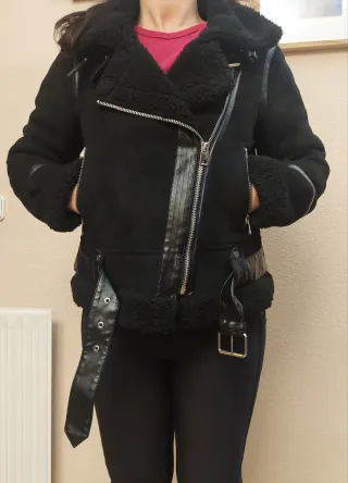 Cazadora Zara efecto ante negra