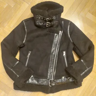 Cazadora Zara efecto ante negra