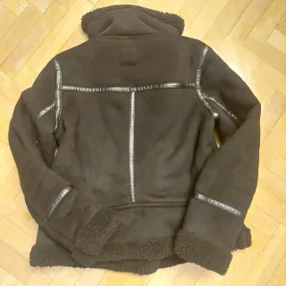 Cazadora Zara efecto ante negra