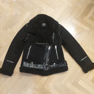 Cazadora Zara efecto ante negra