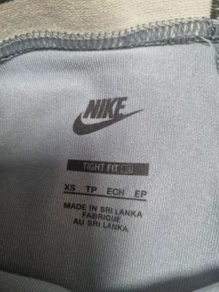 Conjunto deportivo Nike crop top y leggings