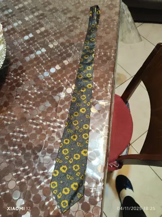 Cravatta vintage grigia con fiori gialli