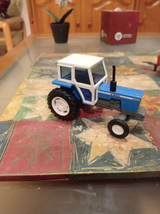 Tractor Ebro de juguete