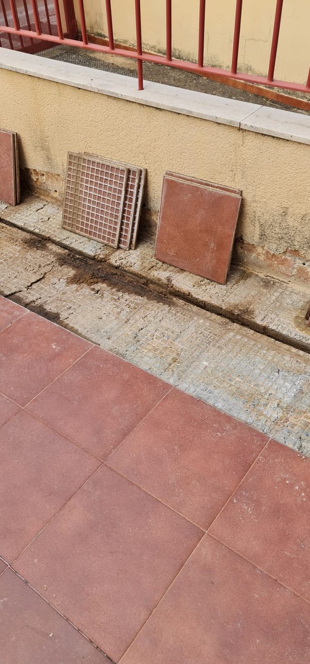 Suelo cerámico terraza en perfecto estado