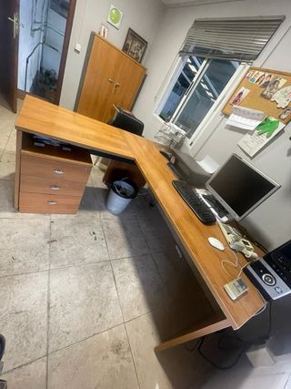 Mesa de oficina con cajonera