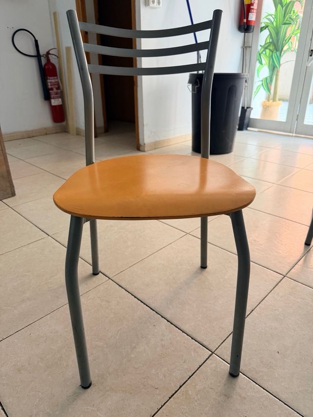 Sedie in metallo arancione