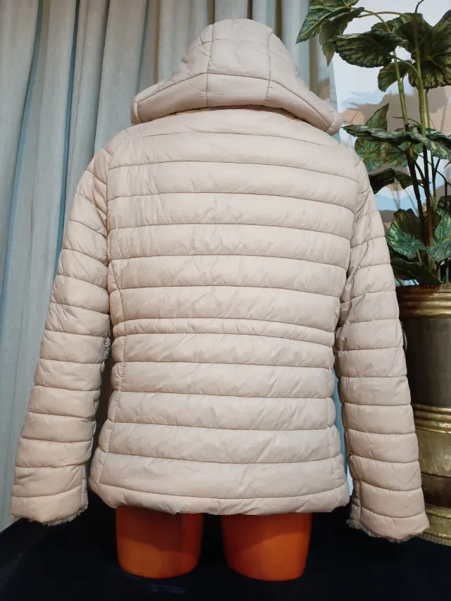 Cazadora beige con capucha reversible muy calentit