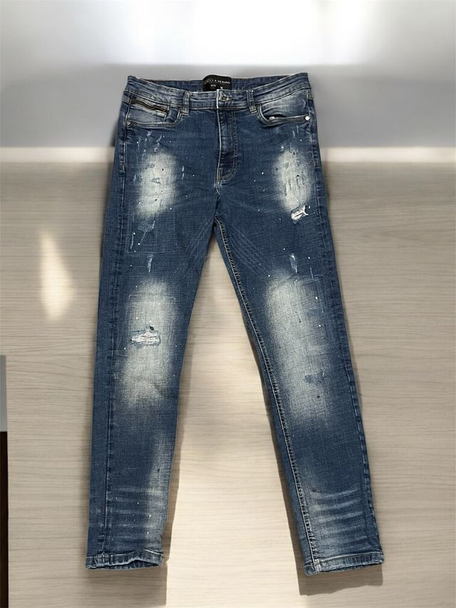 Jeans uomo blu con strappi e macchie
