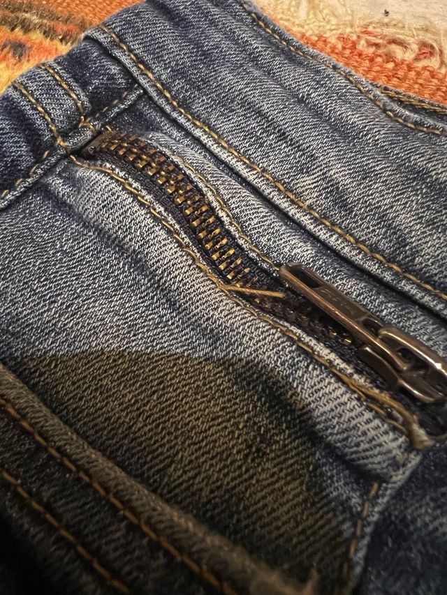 Jeans uomo blu con strappi e macchie