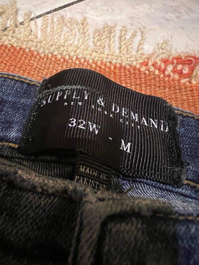 Jeans uomo blu con strappi e macchie