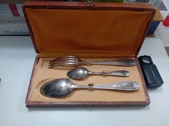 Cubiertos antiguos de metal en caja de cuero