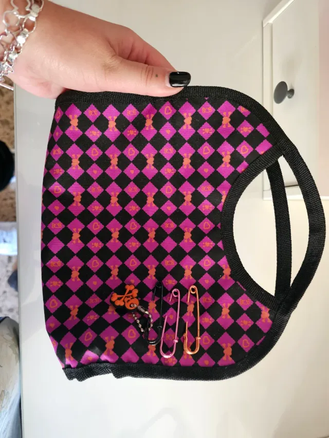 Estuche estampado rombos rosa y negro