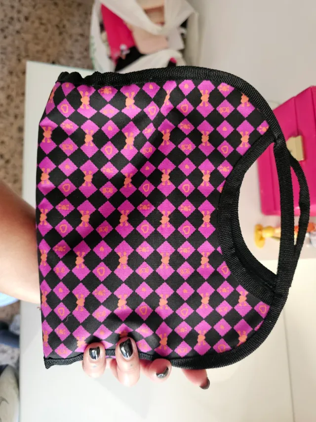 Estuche estampado rombos rosa y negro