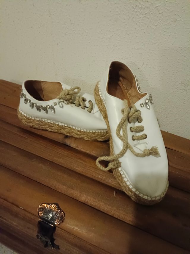 Zapatos blancos mujer con pedrería