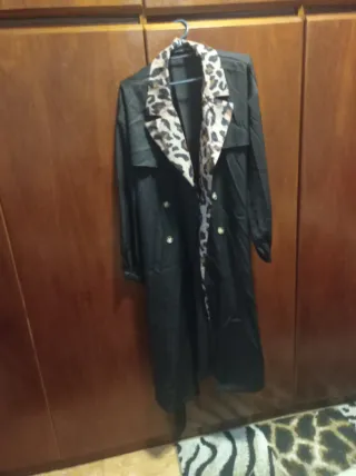 Gabardina negra con estampado de leopardo