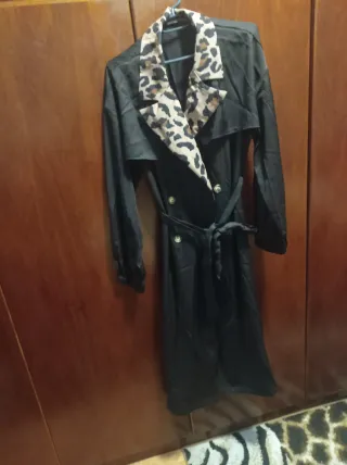 Gabardina negra con estampado de leopardo