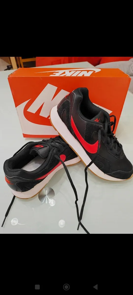 Zapatillas Nike Negras y Rojas