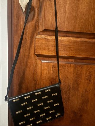 Tracolla nera con fiocchetti dorati