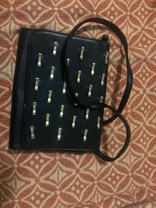 Tracolla nera con fiocchetti dorati