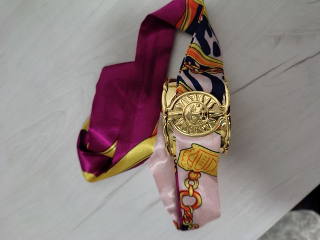 Brazalete dorado con pañuelo estampado