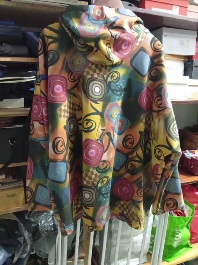 Chaqueta con cremallera y capucha