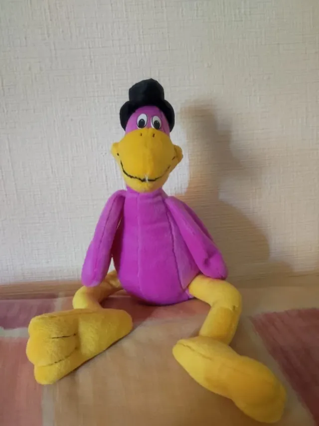 Peluche Pato Morado con Sombrero Negro