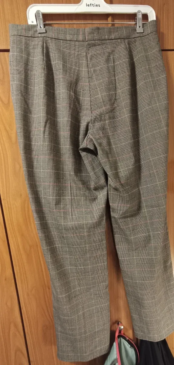 Pantalones de cuadros marrones y grises