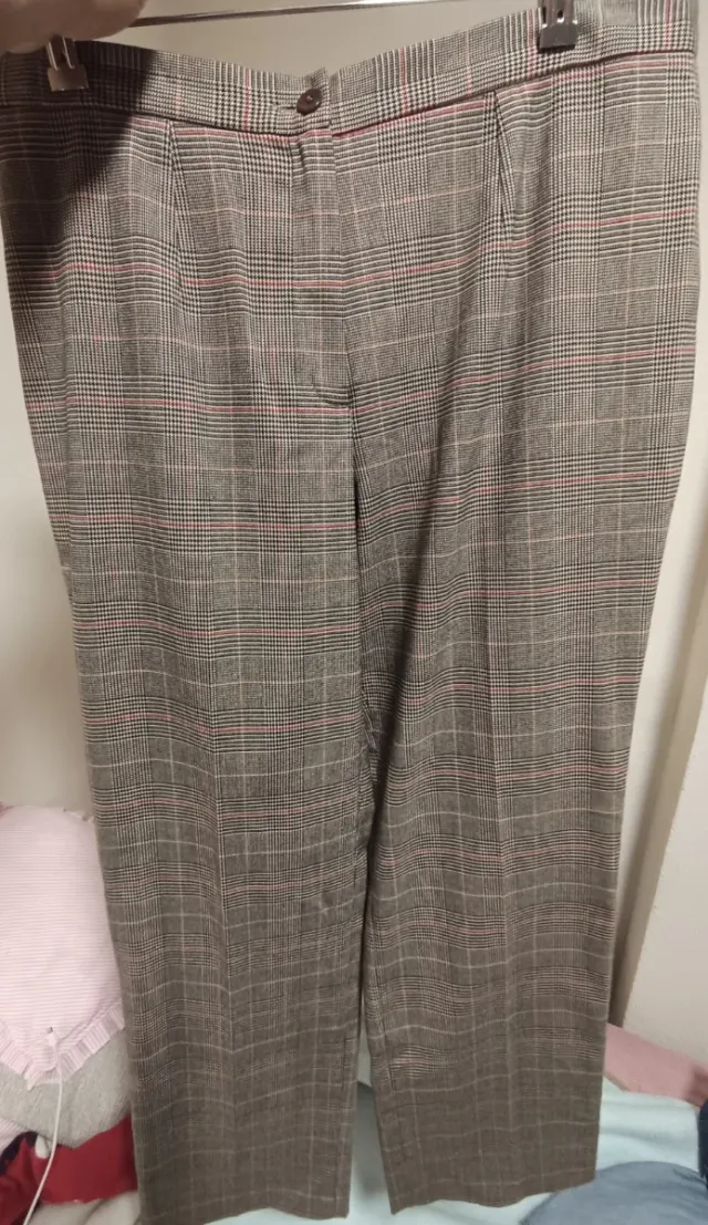 Pantalones de cuadros marrones y grises