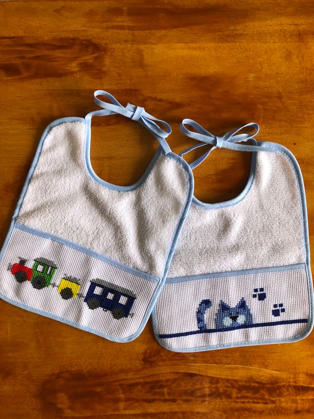 Babero para Bebé Bordado a mano Tren y Gato