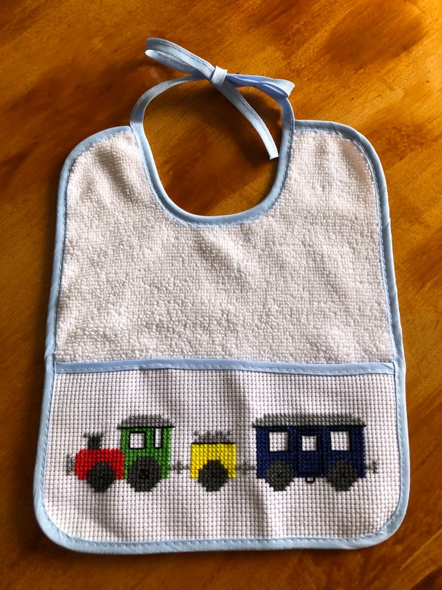 Babero para Bebé Bordado a mano Tren y Gato