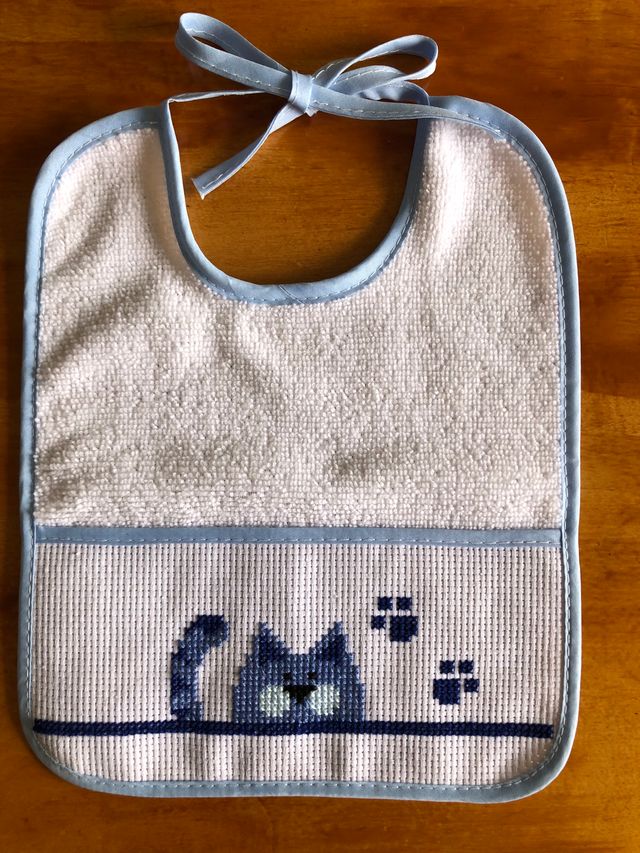 Babero para Bebé Bordado a mano Tren y Gato