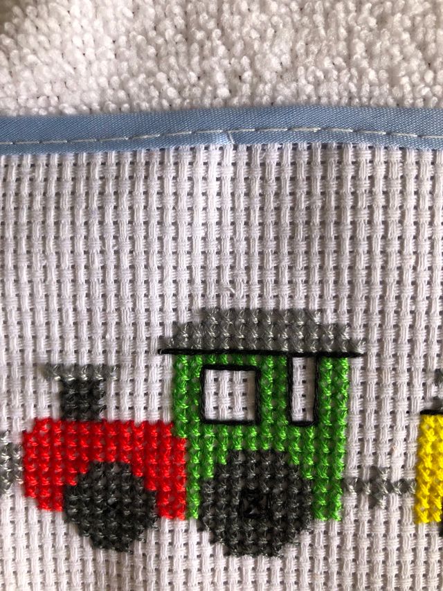 Babero para Bebé Bordado a mano Tren y Gato