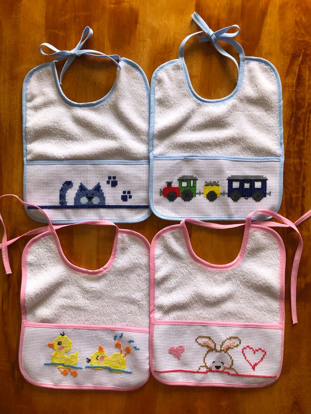 Babero para Bebé Bordado a mano Tren y Gato