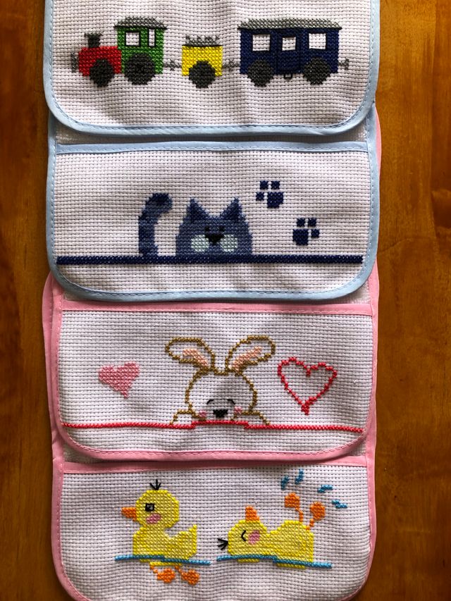 Babero para Bebé Bordado a mano Tren y Gato