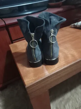 Botas grises con cremallera