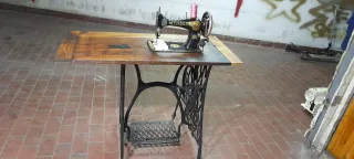 Macchina da cucire Singer antica