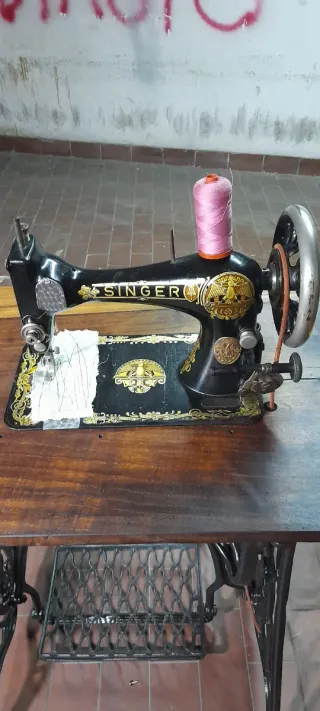 Macchina da cucire Singer antica