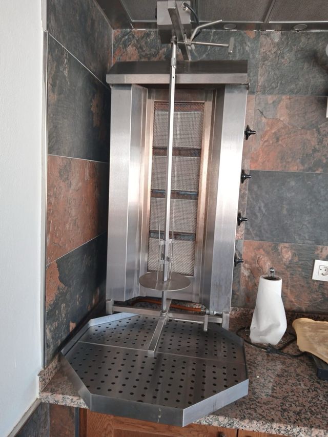 Asador de kebab y pollo