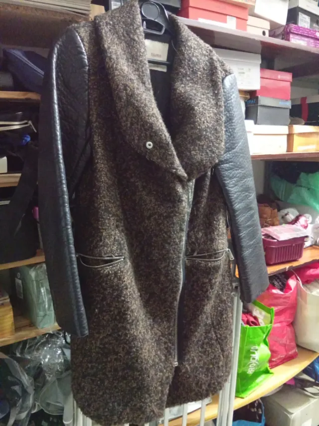 Abrigo marrón y negro con mangas de cuero