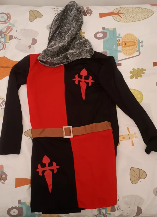 Disfraz medieval caballero cruz roja.