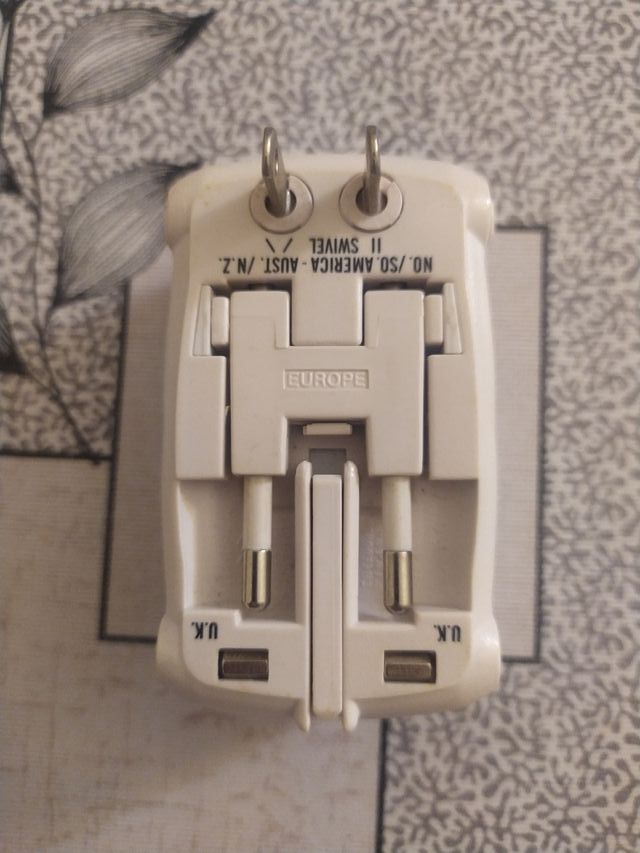 Adaptador de enchufe TRAVELWISE universal