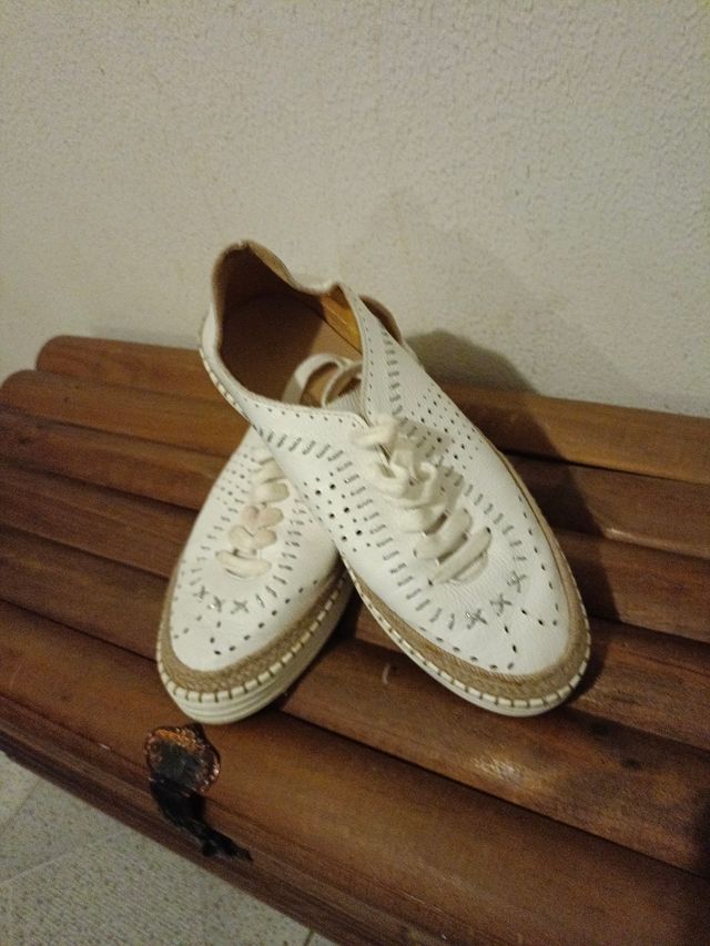 Zapatos blancos de mujer