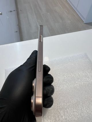 Display dorato per iPhone 16 Pro Max