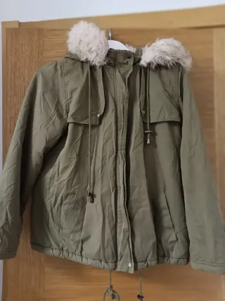 Chaqueton verde con capucha y pelo