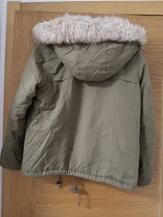 Chaqueton verde con capucha y pelo