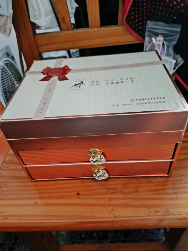 Caja de maquillaje dorada y rosa